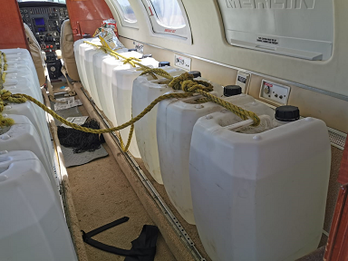 ASEGURAN AERONAVE CON BIDONES DE TURBOSINA EN PIJIJIAPAN, CHIAPAS