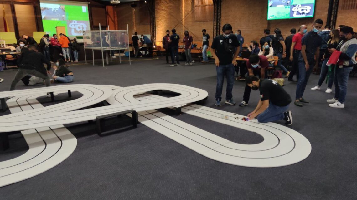 DESTACAN EN COMPETENCIA DE ROBÓTICA EN COLOMBIA DESTACAN EN COMPETENCIA DE ROBÓTICA EN COLOMBIA