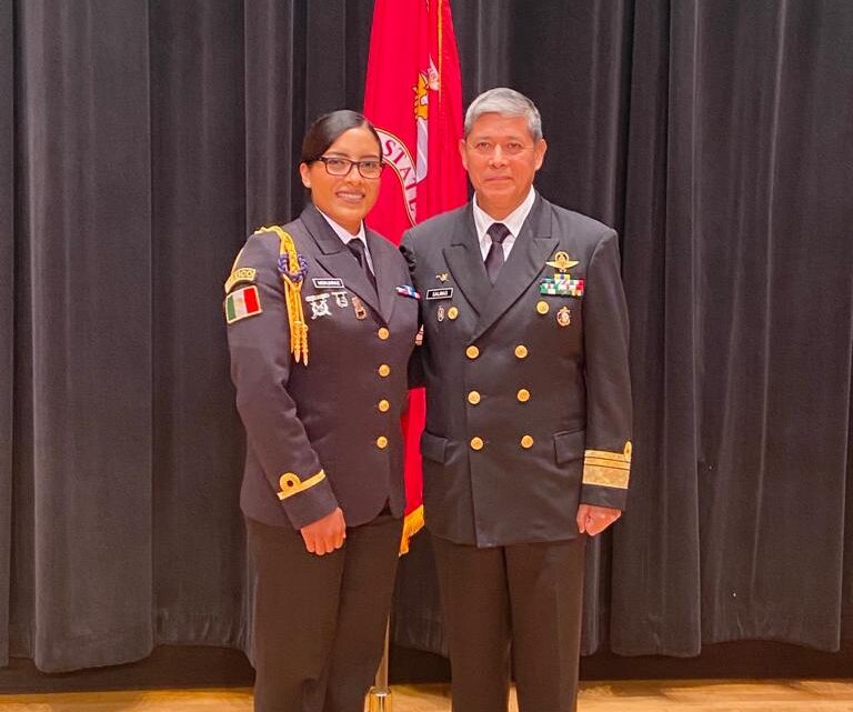 MUJER INFANTE DE MARINA SE GRADÚA DE LA MARINE CORPS UNIVERSITY