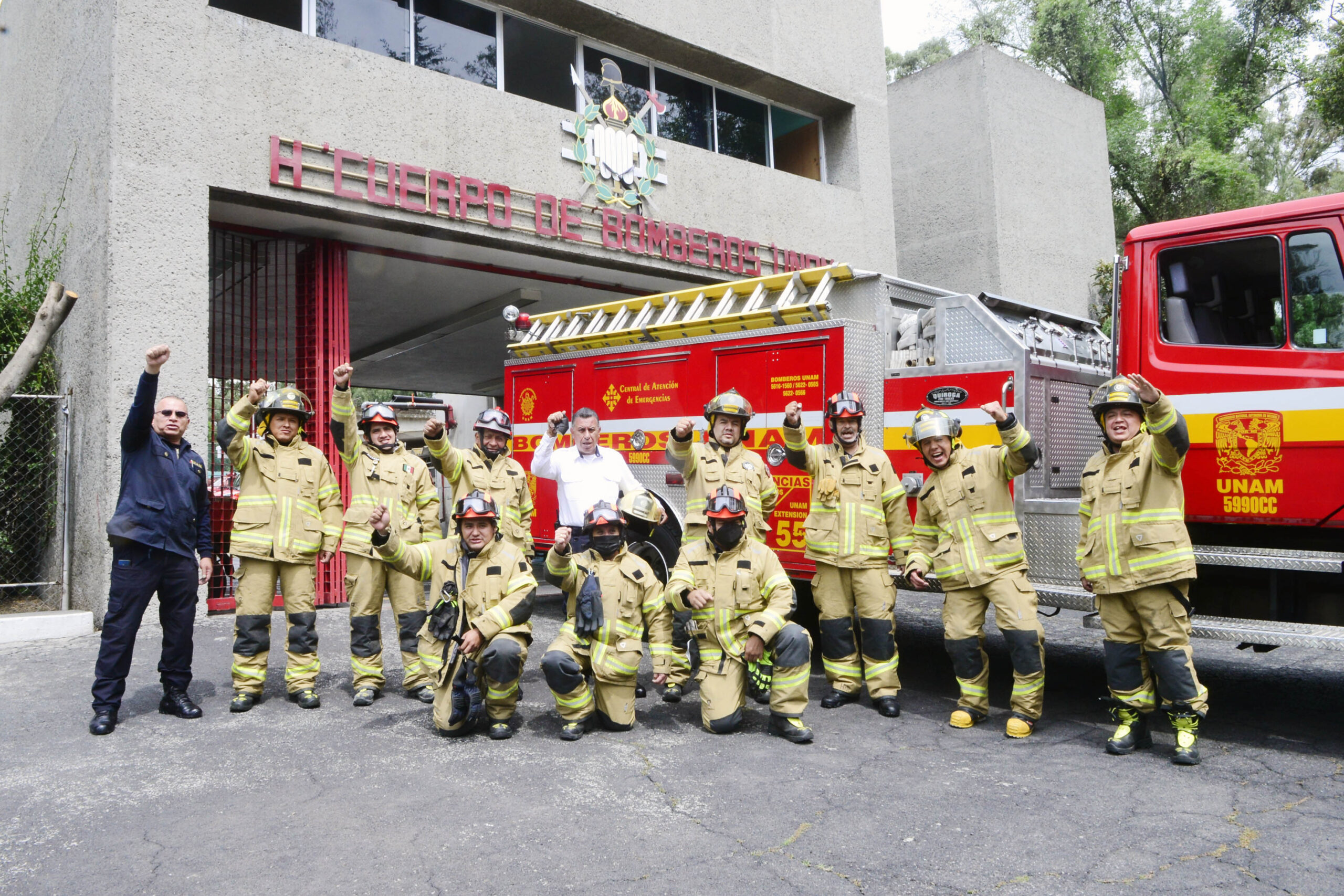 BOMBERO Y UNIVERSITARIO DOBLE ORGULLO