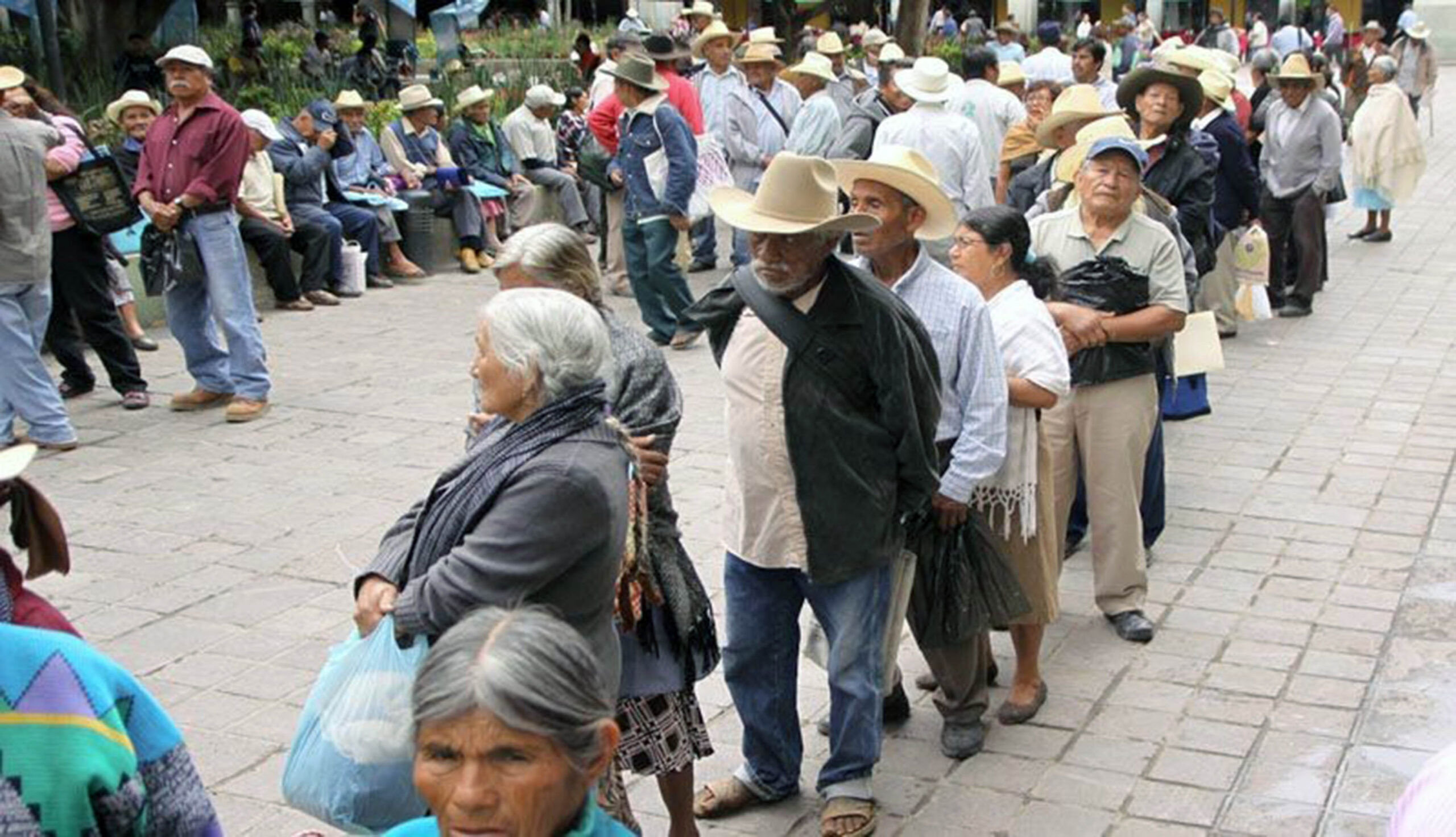 PERSONAS MAYORES ESTÁN CADA VEZ MÁS SOLAS