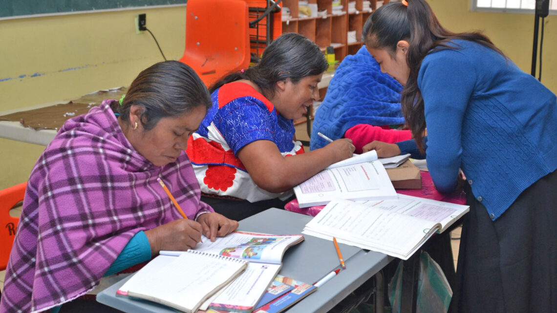 MÁS DE 373 MIL MUJERES CURSAN EDUCACIÓN BÁSICA