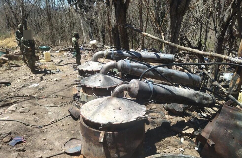 DESMANTELAN LABORATORIO CLANDESTINO CON APROXIMADAMENTE 4,000 LITROS DE PRECURSORES QUÍMICOS EN CULIACÁN, SINALOA DESMANTELAN LABORATORIO CLANDESTINO CON APROXIMADAMENTE 4,000 LITROS DE PRECURSORES QUÍMICOS EN CULIACÁN, SINALOA