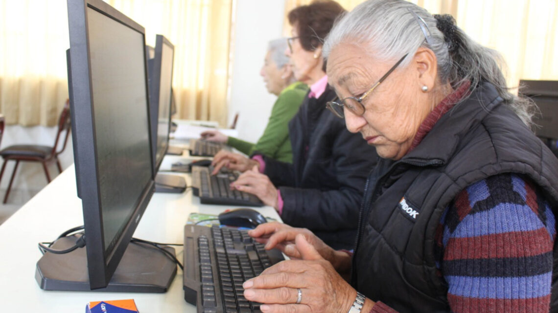 ALFABETIZACIÓN DIGITAL DE ADULTAS MAYORES ALFABETIZACIÓN DIGITAL DE ADULTAS MAYORES