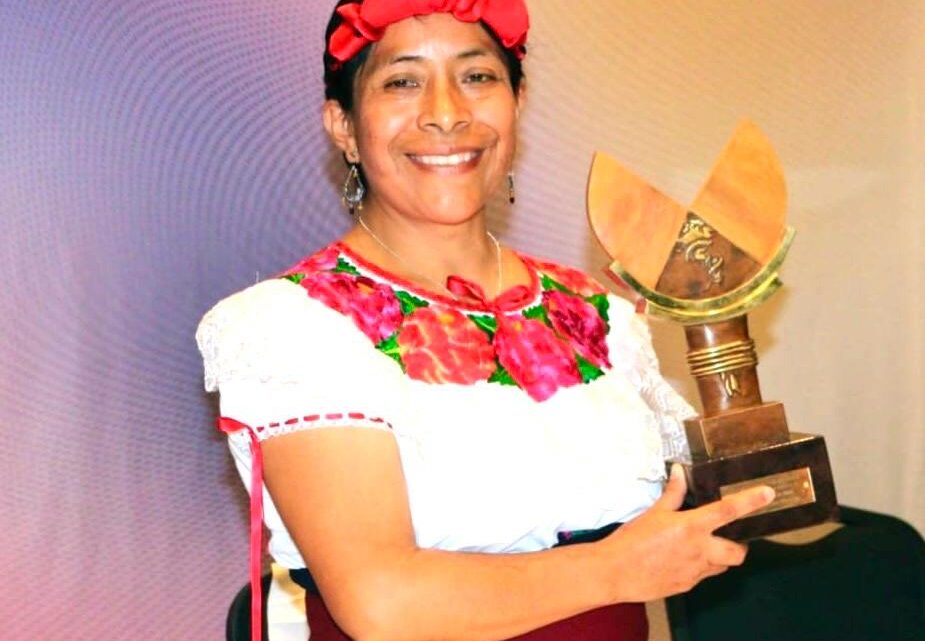 ESCRITORA TSOTSIL RECIBE EL PREMIO DE LITERATURAS INDÍGENAS DE AMÉRICA 2024 ESCRITORA TSOTSIL RECIBE EL PREMIO DE LITERATURAS INDÍGENAS DE AMÉRICA 2024