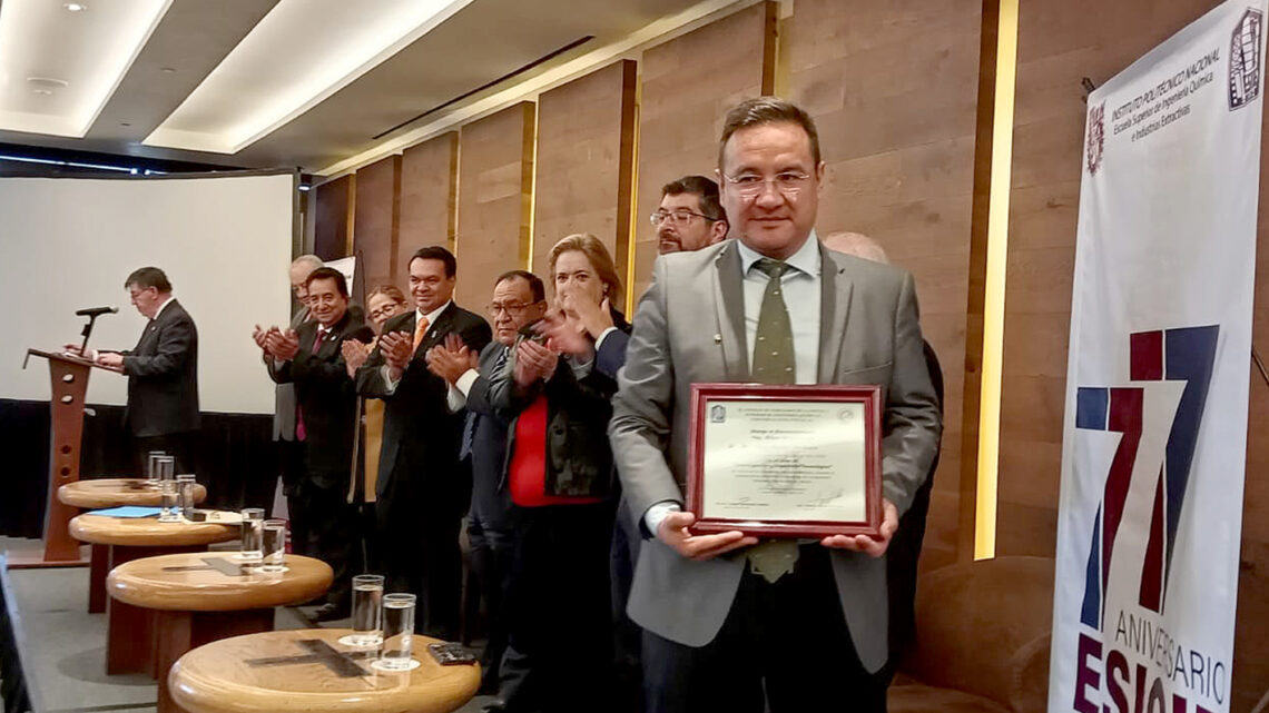 DISTINGUEN A JUAN MUÑOZ SALDAÑA