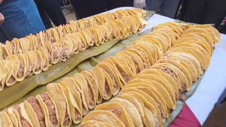 ACTOPAN, CON EL RÉCORD GUINNESS DE LA LÍNEA DE TACOS DE BARBACOA MÁS LARGA DEL MUNDO