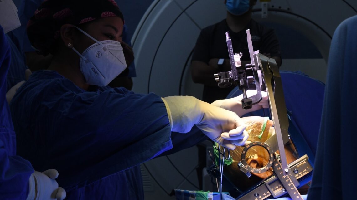 CIRUGÍA DE ESTIMULACIÓN CEREBRAL Y TECNOLOGÍA DE PRECISIÓN, MEJORA CALIDAD DE VIDA A PACIENTES CON PARKINSON AVANZADO