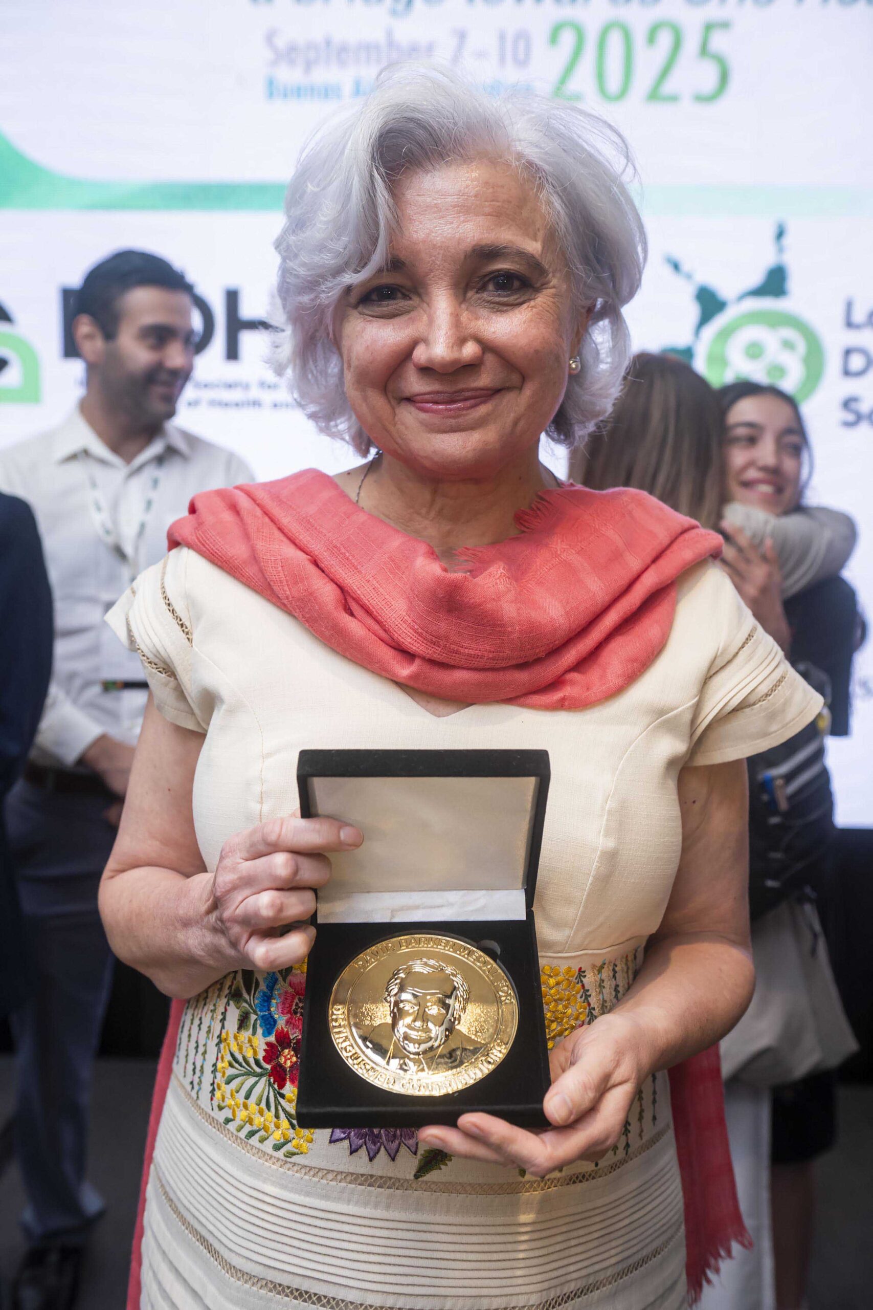 ELENA ZAMBRANO GONZÁLEZ, PRIMERA CIENTÍFICA LATINOAMERICANA EN OBTENER LA MEDALLA «DAVID BARKER»