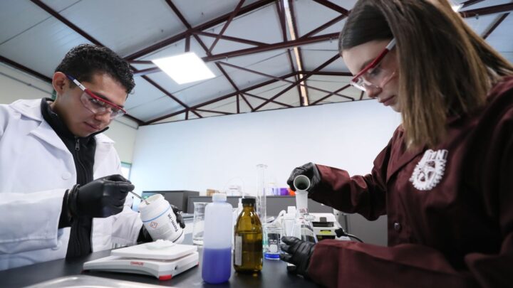 PLÁSTICO QUE SE DISUELVE Y PURIFICA EL AGUA